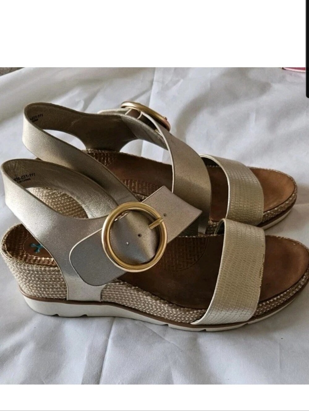 Baretraps Size 6.5 Wedge Sandals Shoes Gold Posture